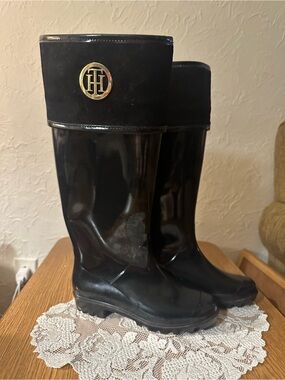Tommy Hilfiger Black Logo-Stamped Heel Detail
